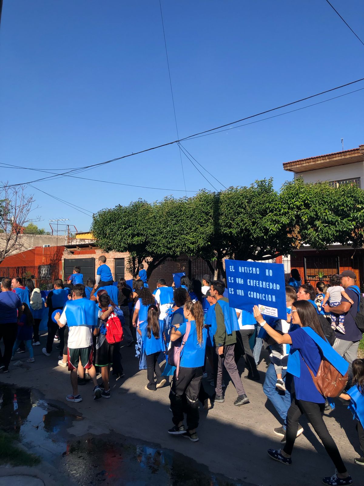 La maratón se realizó en las calles aledañas a nuestro centro, para así poder lograr visibilizar sobre el autismo.