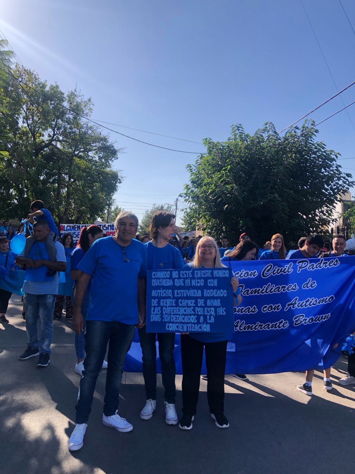 Gonzalo quien inspiró a su madre a crear el Lucero Azul encabezó junto a sus padres la marcha del día mundial del autismo